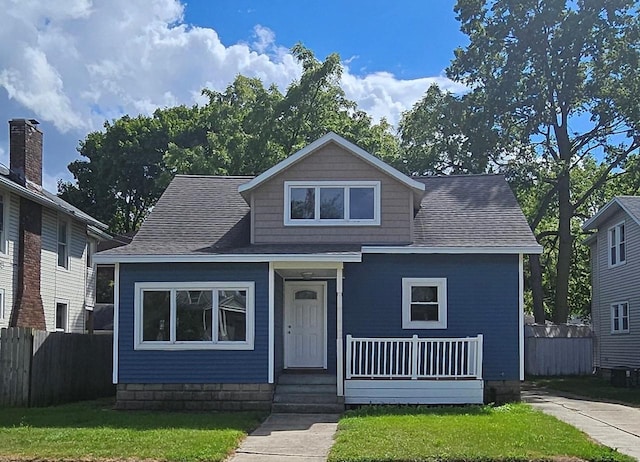 bungalow featuring a front lawn