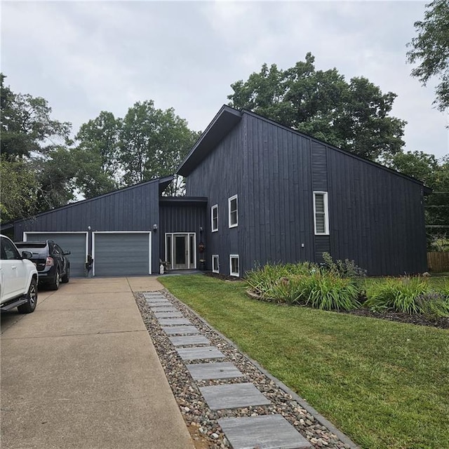 view of front facade featuring a garage and a front lawn