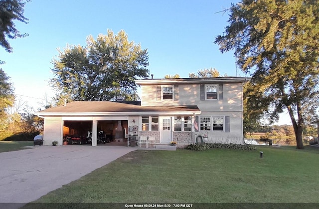 view of front property featuring a garage and a front yard