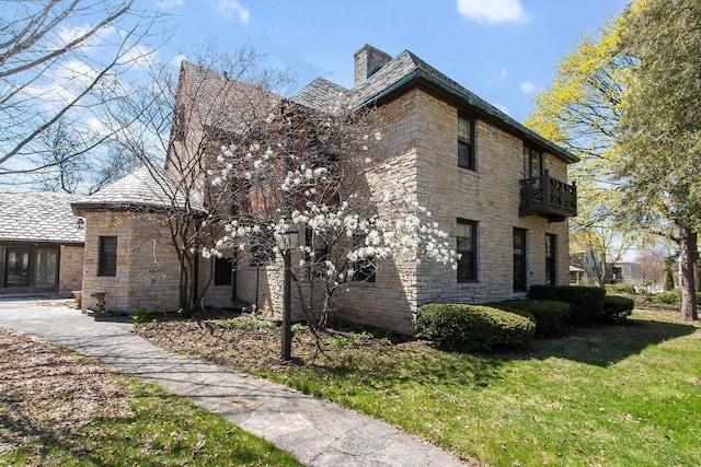 view of side of property featuring a yard