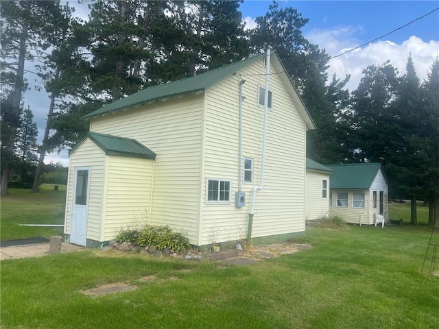 view of side of property featuring a yard