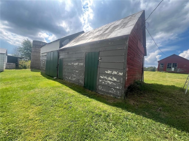 view of outdoor structure with a yard