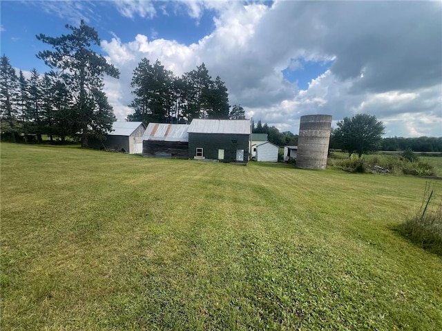 view of yard featuring an outbuilding and a rural view