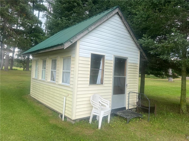 view of outdoor structure featuring a yard