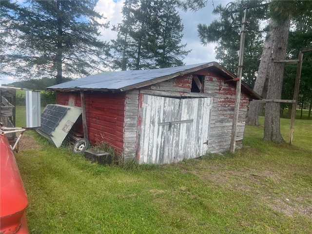 view of outdoor structure featuring a yard