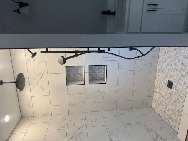 bathroom featuring a tile shower