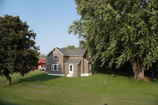 view of side of property featuring a lawn