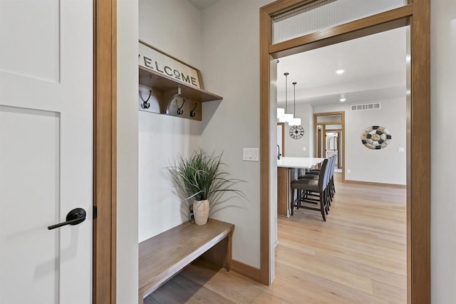 mudroom with visible vents, recessed lighting, baseboards, and light wood-style floors