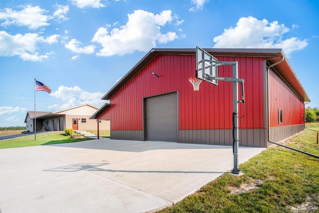 view of outdoor structure with a lawn and a garage