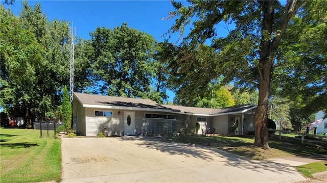 ranch-style house featuring a front lawn