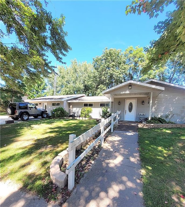 ranch-style house featuring a front yard