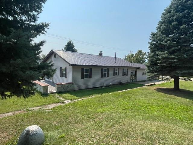 view of front of home with a front lawn