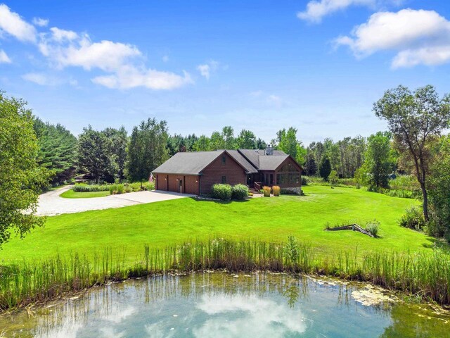 view of front of house featuring driveway and a front lawn