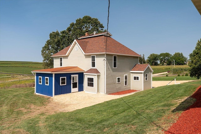 back of house featuring a yard