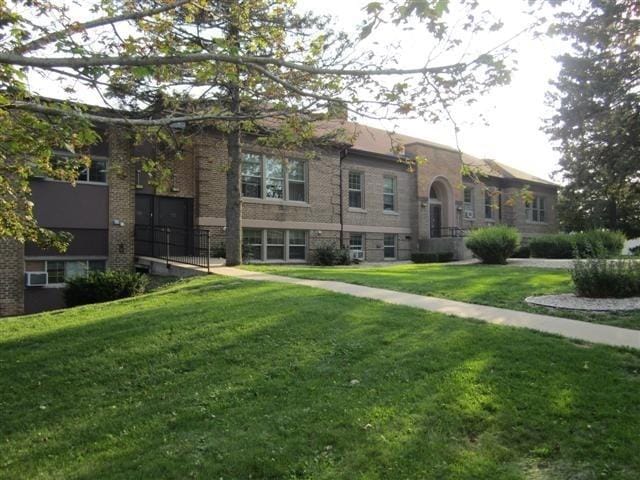 view of front facade featuring a front lawn