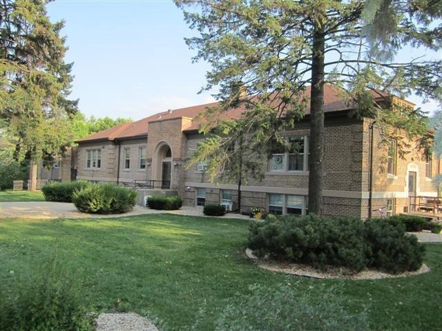 view of front of house featuring a front lawn