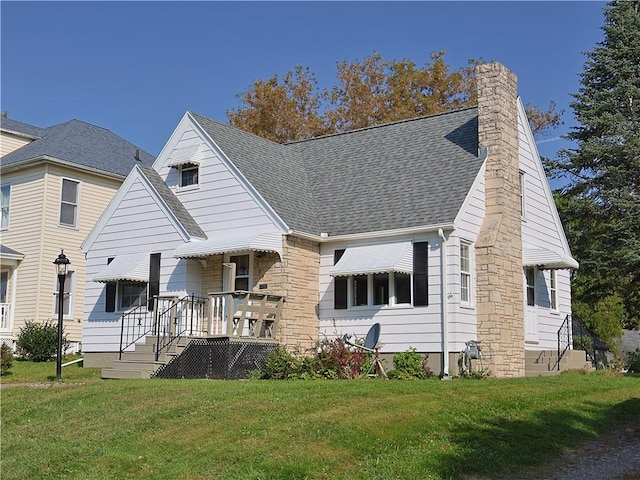 view of front of home featuring a front yard