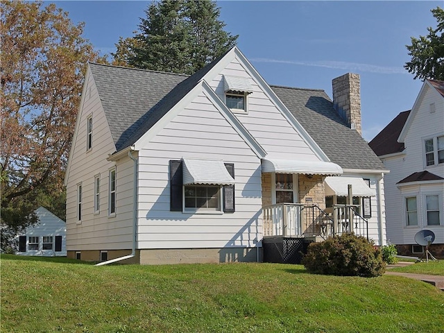 view of front of home featuring a front yard