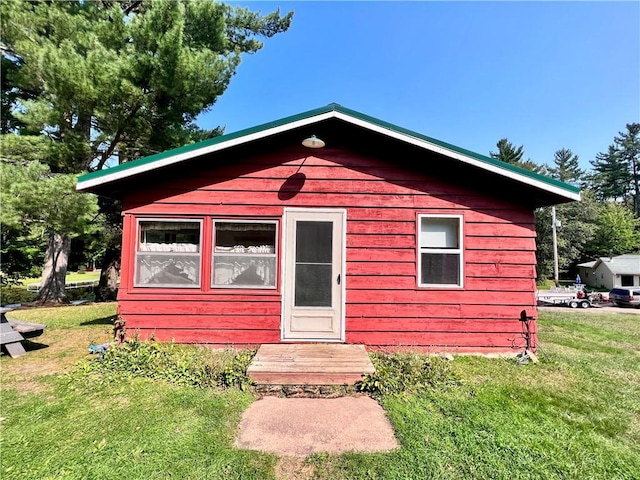 view of front of house with a front yard