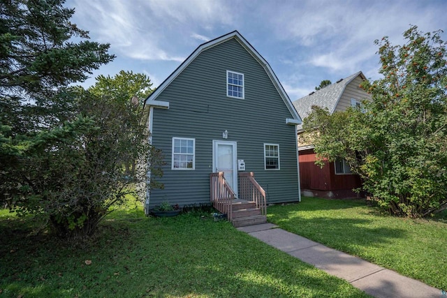 view of front facade with a front yard