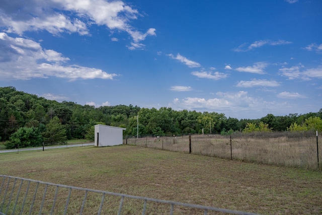 view of yard with an outdoor structure