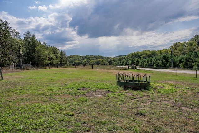 view of yard featuring a rural view