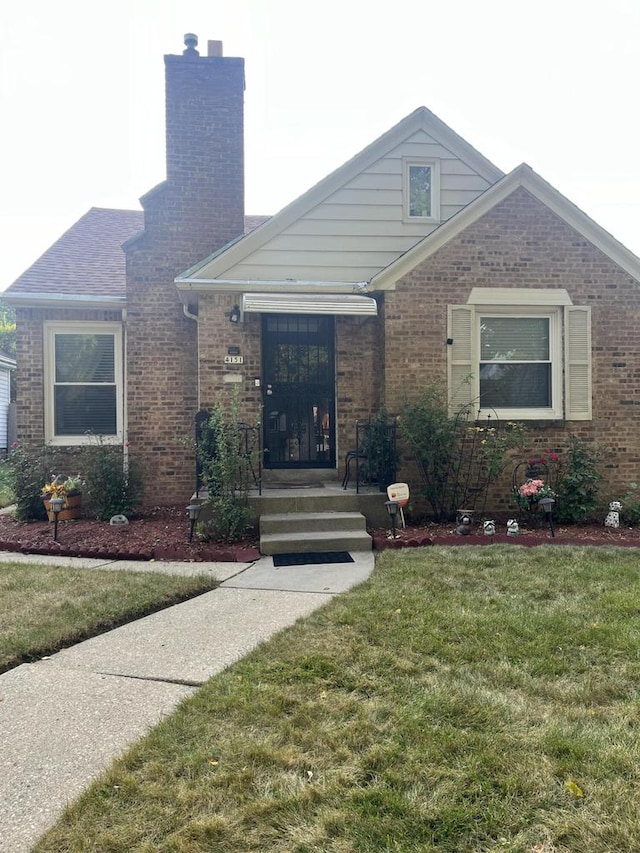 view of front of property featuring a front yard