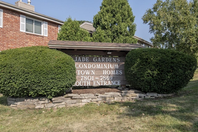 community sign with a yard