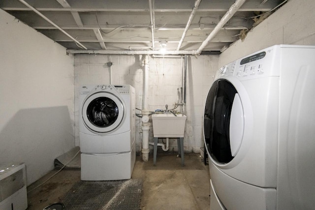 washroom featuring washing machine and clothes dryer