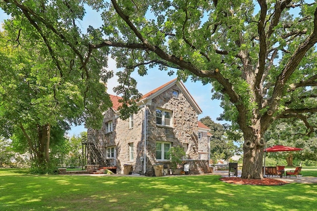 view of front facade featuring a front yard and a patio