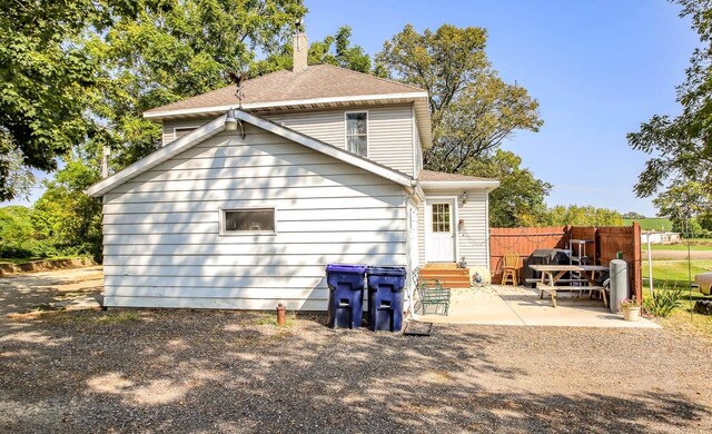 view of yard featuring an outdoor structure, a garage, and a fire pit