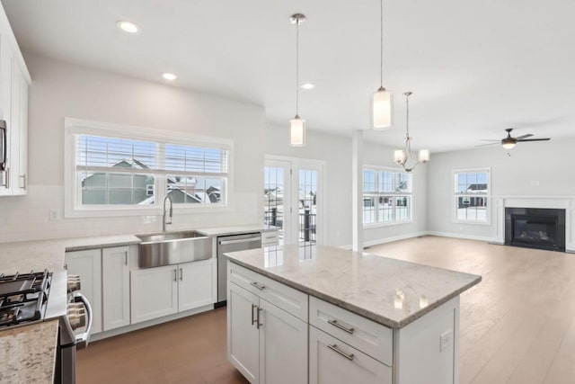 521 N Stone Ridge Dr, Lake Geneva, WI 53147 - kitchen featuring appliances with stainless steel finishes, ceiling fan, backsplash, recessed lighting, and a center island