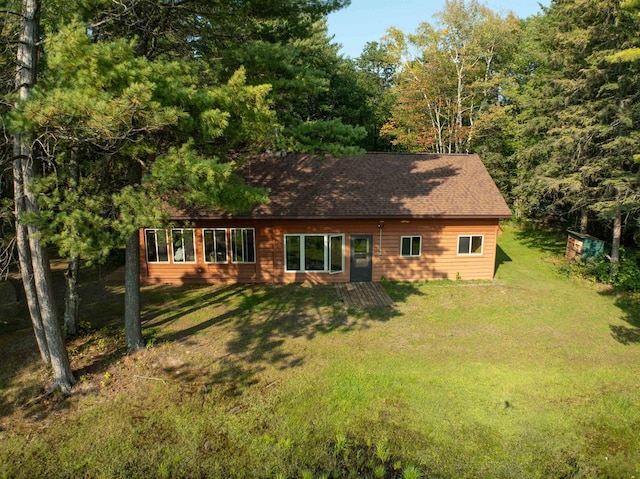 back of house featuring a lawn