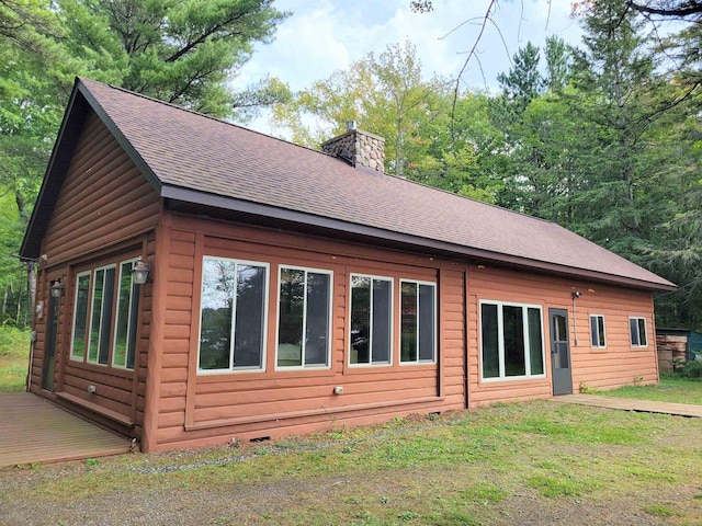 view of front of property featuring a front lawn