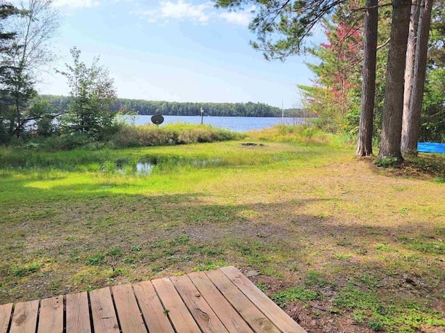 view of yard featuring a water view