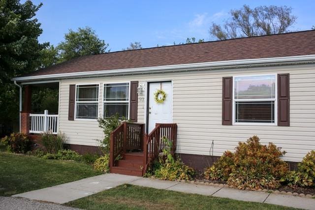 view of front facade featuring a front lawn