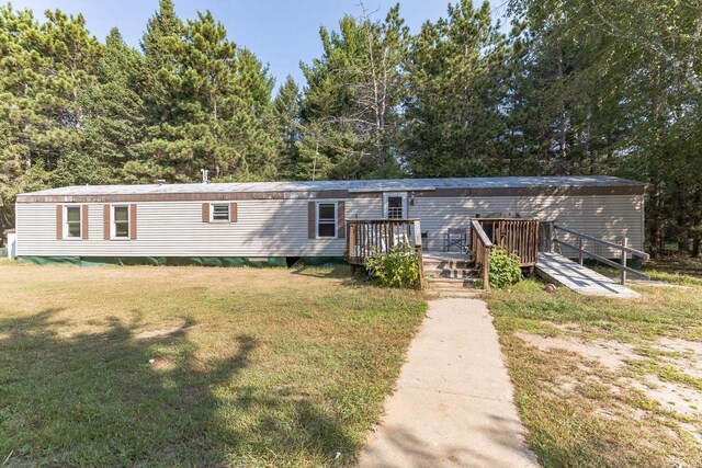 view of yard with a shed