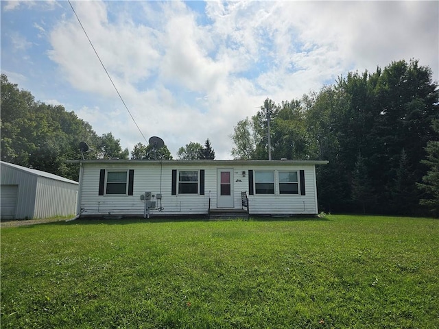 view of front of home featuring a front yard