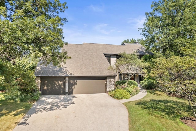 view of front of property with a front lawn