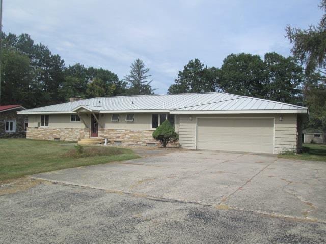 single story home featuring a front yard and a garage