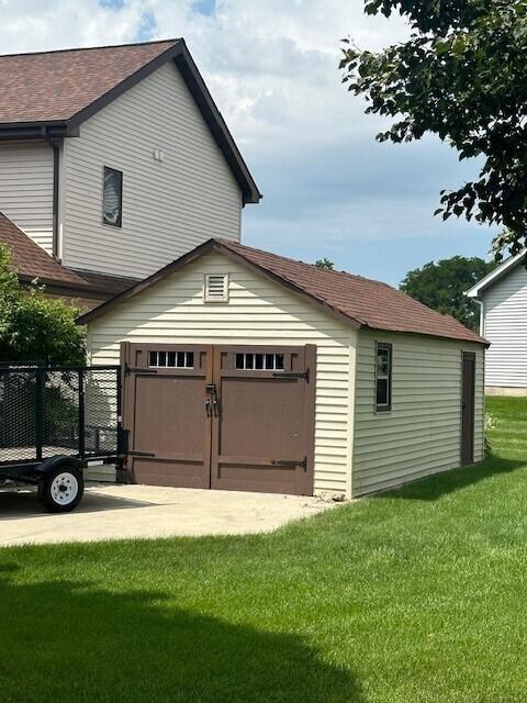 garage featuring a lawn