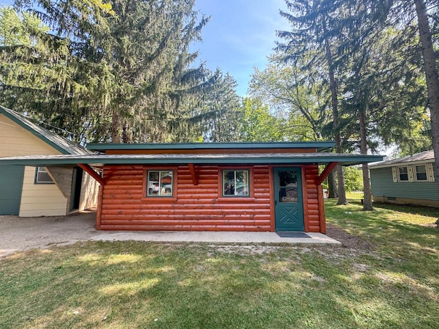 back of house featuring a yard