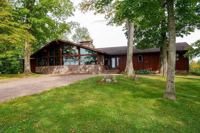 view of front facade with a front lawn