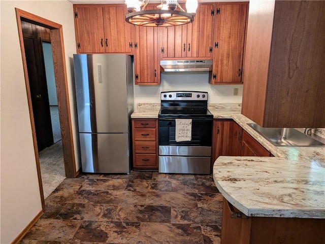 kitchen featuring an inviting chandelier, appliances with stainless steel finishes, sink, and kitchen peninsula