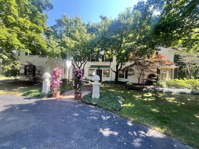 view of front of home with a front lawn