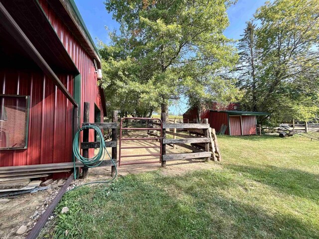 view of yard featuring an outbuilding