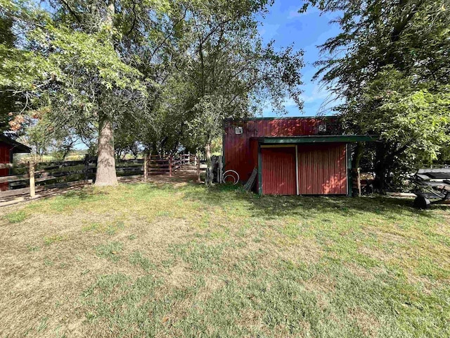 view of yard featuring an outbuilding