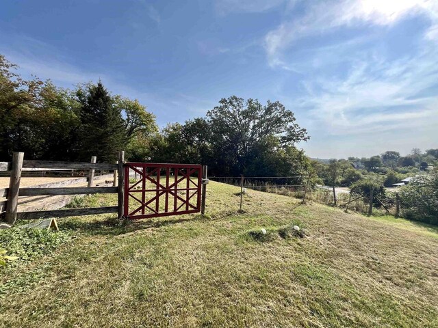 view of yard featuring a rural view