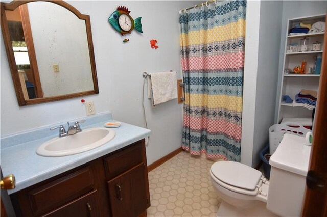 bathroom featuring a shower with curtain, vanity, and toilet