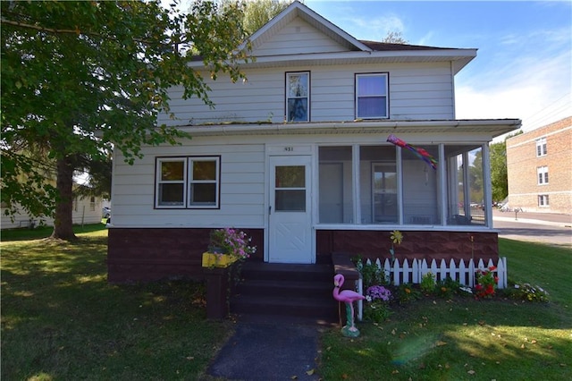 view of front of house featuring a front lawn